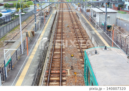 田舎の駅と停車中の電車 田舎の駅と停車中の電車 140807320