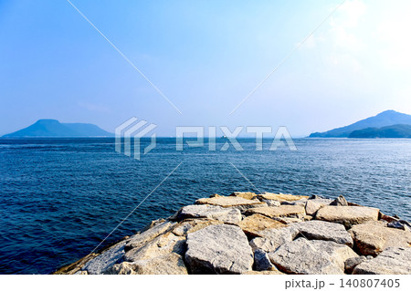 【香川】夏の男木島 南端の堤防から望む瀬戸内海 【香川】夏の男木島 南端の堤防から望む瀬戸内海 140807405