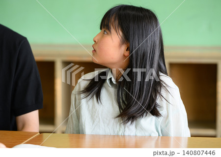 教室で笑顔で和やかに三者面談をする女性教師と父親と小学生の女の子(進路相談・学習塾) 教室で笑顔で和やかに三者面談をする女性教師と父親と小学生の女の子(進路相談・学習塾) 140807446