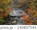 紅葉に染まる小さな滝 140807544