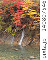 紅葉と小さな滝 140807546