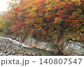 紅葉した渓谷 140807547
