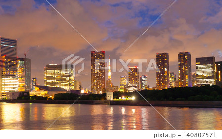 東京夜景・高層ビル群と東京タワー 140807571