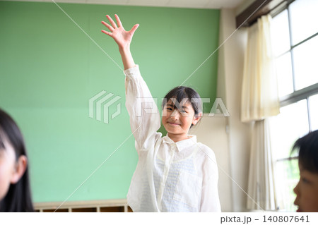 教室で元気に手を挙げて発表する小学生の子供たち(楽しい授業・アクティブラーニング) 教室で元気に手を挙げて発表する小学生の子供たち(楽しい授業・アクティブラーニング) 140807641