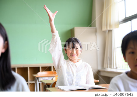 教室で元気に手を挙げて発表する小学生の子供たち（楽しい授業・アクティブラーニング） 140807642