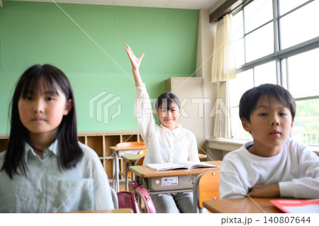 教室で元気に手を挙げて発表する小学生の子供たち（楽しい授業・アクティブラーニング） 140807644