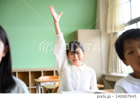 教室で元気に手を挙げて発表する小学生の子供たち(楽しい授業・アクティブラーニング) 教室で元気に手を挙げて発表する小学生の子供たち(楽しい授業・アクティブラーニング) 140807645