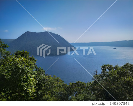 7月末の北海道・裏摩周展望台から望む夏の摩周湖 樹々越しに見るカムイシュ島の絶景 7月末の北海道・裏摩周展望台から望む夏の摩周湖 樹々越しに見るカムイシュ島の絶景 140807842