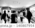 人々のシルエットと歩く人々 140807954