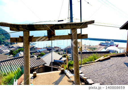 【香川】夏の男木島 豊玉姫神社の鳥居と瀬戸内海 【香川】夏の男木島 豊玉姫神社の鳥居と瀬戸内海 140808659