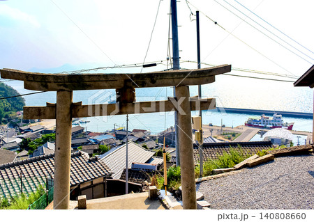 【香川】夏の男木島 豊玉姫神社の鳥居と瀬戸内海 【香川】夏の男木島 豊玉姫神社の鳥居と瀬戸内海 140808660
