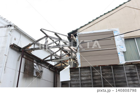 建物に残る崩れた屋根の木組み 140808798