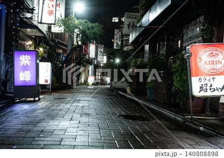 門前仲町・辰巳新道の夜・紫と赤のネオン看板が鮮やかに彩る昭和レトロな裏路地 門前仲町・辰巳新道の夜・紫と赤のネオン看板が鮮やかに彩る昭和レトロな裏路地 140808898