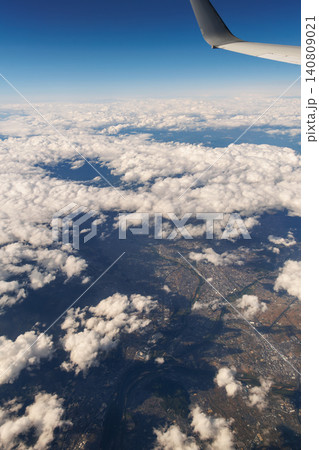 旅客機の窓から望む東京上空の風景 旅客機の窓から望む東京上空の風景 140809021