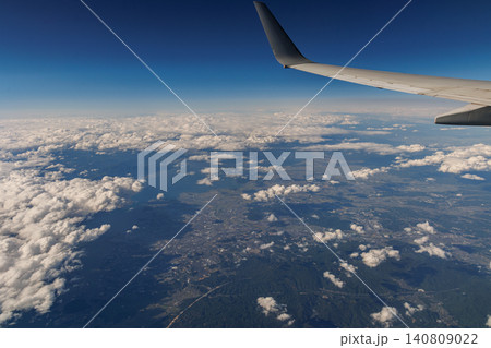 旅客機の窓から望む東京上空の風景 旅客機の窓から望む東京上空の風景 140809022