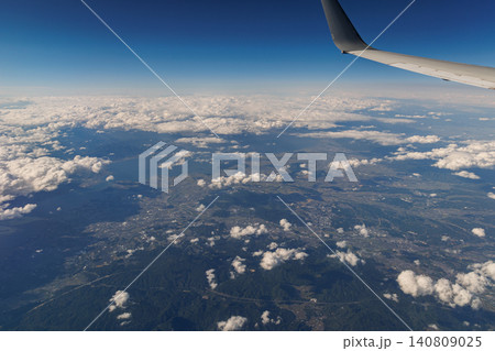 旅客機の窓から望む東京上空の風景 旅客機の窓から望む東京上空の風景 140809025