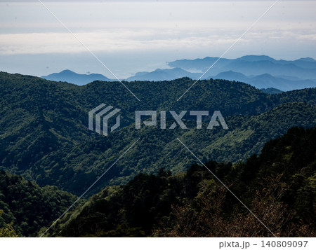 深い谷と連なる緑嶺 ― 大台ヶ原から望む大峰の山々 深い谷と連なる緑嶺 ― 大台ヶ原から望む大峰の山々 140809097