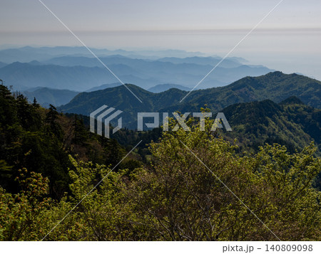 青く霞む幾重の山脈 ― 大台ヶ原の新緑越しの絶景 青く霞む幾重の山脈 ― 大台ヶ原の新緑越しの絶景 140809098