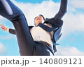 ジャンプするサラリーマン 140809121