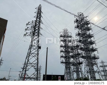 密集する送電塔 密集する送電塔 140809175
