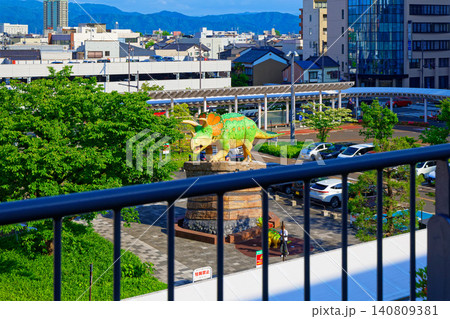 JR福井駅 東口広場のトリケラトプス親子の恐竜モニュメント 恐竜ロボット JR福井駅 東口広場のトリケラトプス親子の恐竜モニュメント 恐竜ロボット 140809381