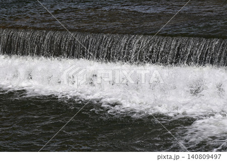 河川の氾濫・増水　溢水　越水　A river overflows 140809497