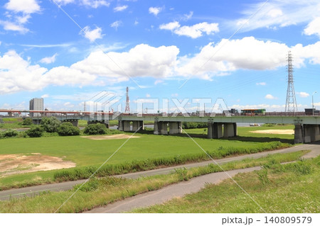夏の荒川：鹿浜橋（東京都北区側） 140809579