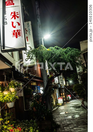 真夜中の静寂に包まれた、東京下町のディープな飲み屋街とスナックの路上スナップ 真夜中の静寂に包まれた、東京下町のディープな飲み屋街とスナックの路上スナップ 140810306