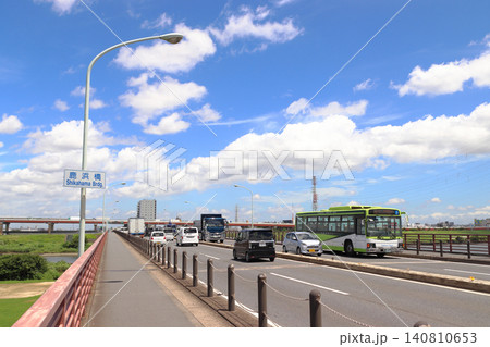 夏の荒川:鹿浜橋を渡る国際興業バス(東京都北区側) 夏の荒川:鹿浜橋を渡る国際興業バス(東京都北区側) 140810653