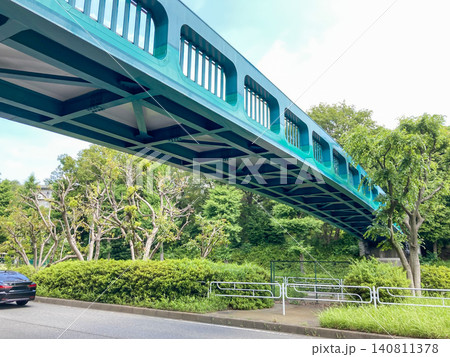 6月夏のエメラルドグリーンのフィーレンディール橋 新緑を跨ぐ美しい鋼構造物の景観 6月夏のエメラルドグリーンのフィーレンディール橋 新緑を跨ぐ美しい鋼構造物の景観 140811378