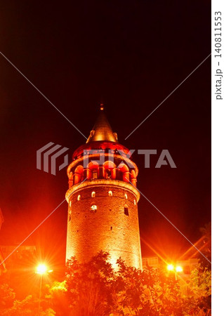 夜空に映えるガラタ塔 トルコ・イスタンブール 140811553