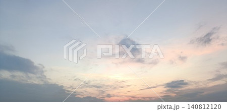 夕暮れ時の淡いグラデーションが美しい空と雲の背景素材 140812120