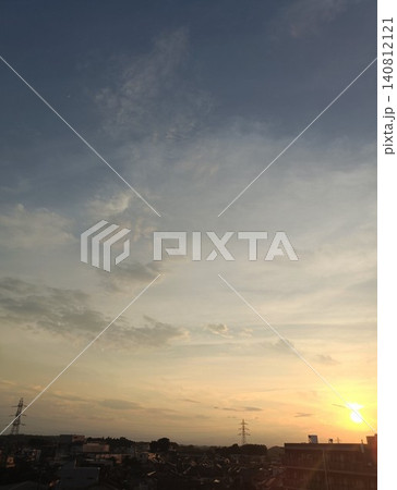 住宅街に沈む美しい夕日とグラデーションの空 住宅街に沈む美しい夕日とグラデーションの空 140812121