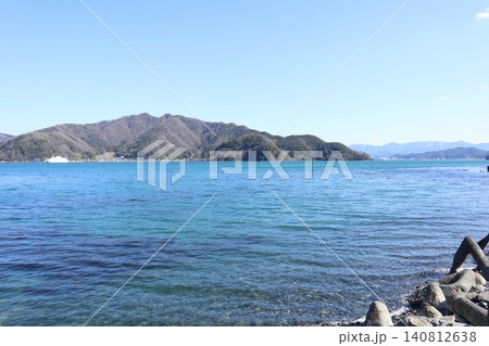 穏やかな湾と山並み、静かな海辺の風景 140812638