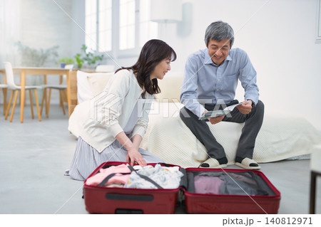旅行の準備をする笑顔のシニア夫婦 140812971