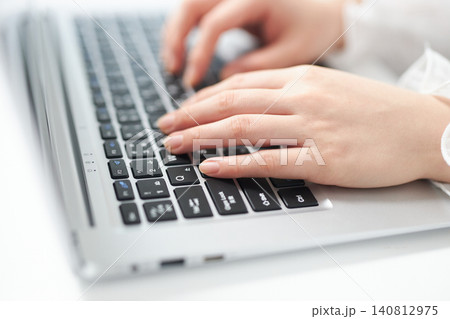 ノートパソコンで作業をする若い女性の手元 ノートパソコンで作業をする若い女性の手元 140812975