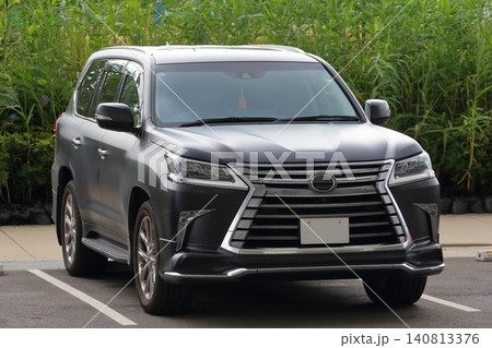 国産の高級SUV車両 国産の高級SUV車両 140813376