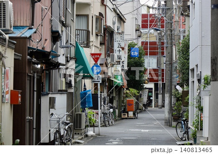 下町のある路地 東京都北区赤羽 下町のある路地 東京都北区赤羽 140813465