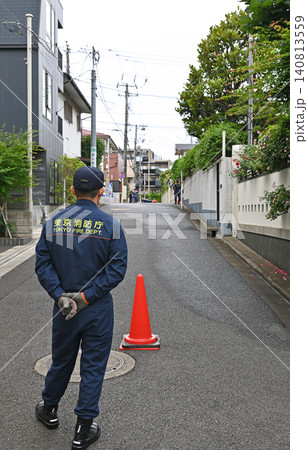 街の安全を守る背中 谷根千の坂道に立つ東京消防庁隊員の日常風景 街の安全を守る背中 谷根千の坂道に立つ東京消防庁隊員の日常風景 140813559