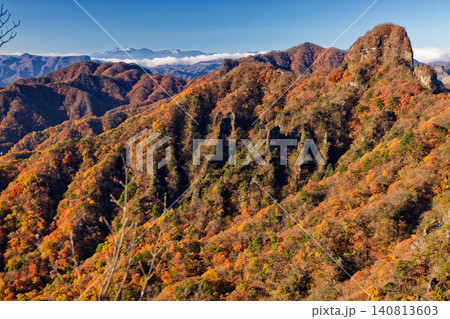 裏妙義・丁頭ノ頭から見る紅葉の山並みと八ヶ岳遠望 裏妙義・丁頭ノ頭から見る紅葉の山並みと八ヶ岳遠望 140813603