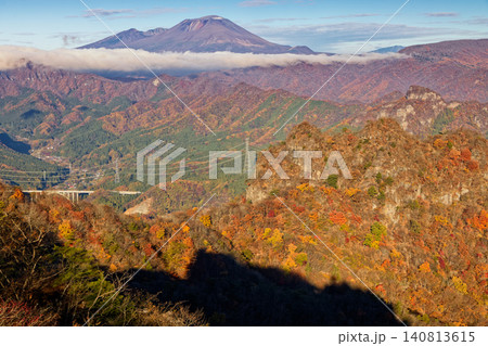 裏妙義・丁頭ノ頭から見る紅葉の山並みと浅間山 裏妙義・丁頭ノ頭から見る紅葉の山並みと浅間山 140813615
