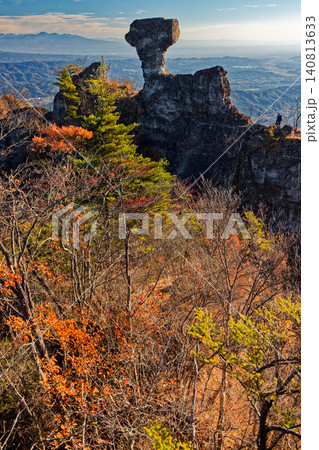 紅葉の裏妙義・丁頭ノ頭の岩峰 140813633