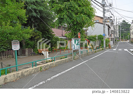 街並みに溶け込む公園　谷根千の静かな道路沿いに佇む初音児童遊園の全景 140813822
