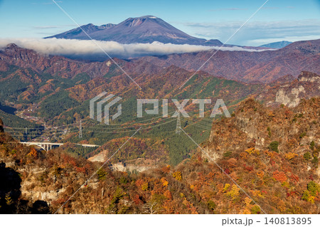 裏妙義・丁頭ノ頭付近から見る紅葉の山並みと浅間山 140813895