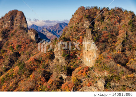 丁頭ノ頭付近から見る紅葉の裏妙義の岩峰群 丁頭ノ頭付近から見る紅葉の裏妙義の岩峰群 140813896