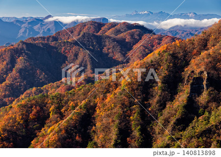 裏妙義・丁頭ノ頭付近から見る紅葉の山並みと八ヶ岳遠望 裏妙義・丁頭ノ頭付近から見る紅葉の山並みと八ヶ岳遠望 140813898