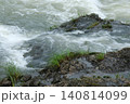 渓流の流れと苔むした岩 140814099