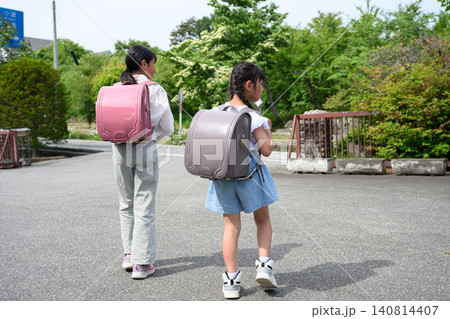 ランドセルを背負って元気に歩く女子小学生の通学風景 140814407