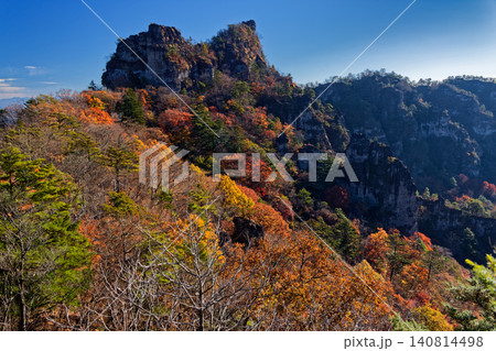 紅葉の裏妙義の岩峰群 紅葉の裏妙義の岩峰群 140814498