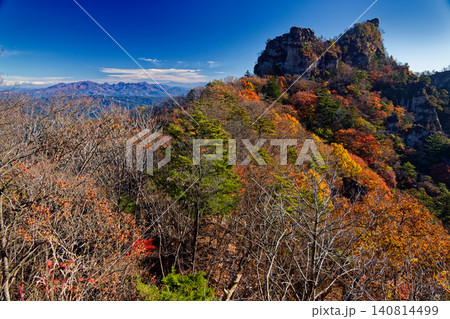 紅葉の裏妙義の岩峰群と榛名山 紅葉の裏妙義の岩峰群と榛名山 140814499